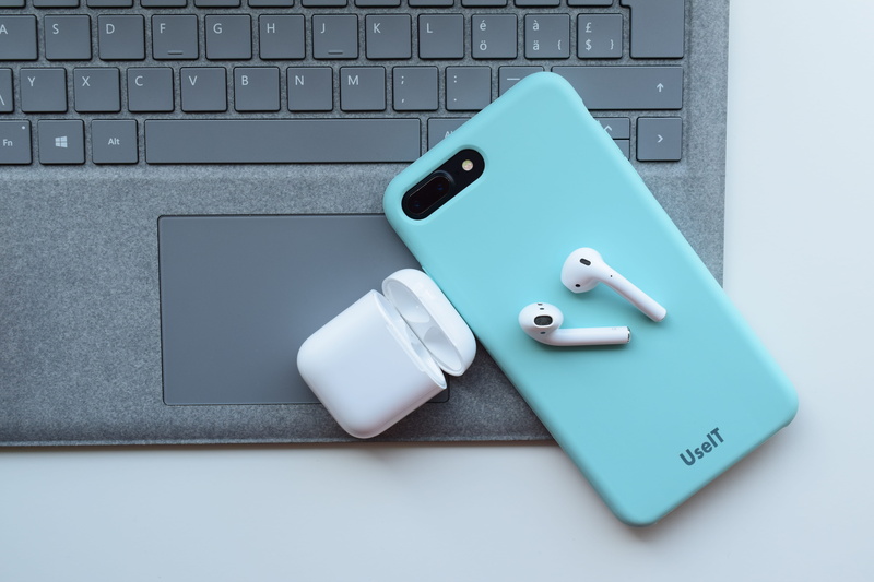 wireless technology, still life, computer key, apple, indoors, portable information device, airpods, 5K, technology, communication, computer part, table