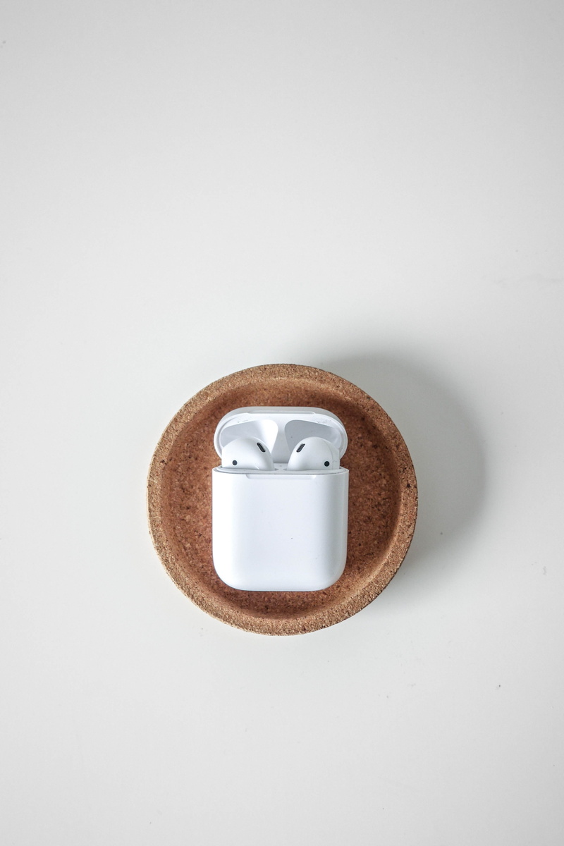 earpods, minimalism, single object, food and drink, anthropomorphic face, music, brown, emotion, headphones, white background, airpods, coffee, still life