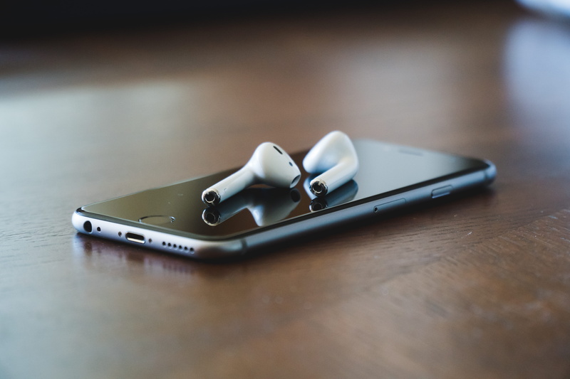 reflect, metal, focus on foreground, tech, representation, 5K, healthcare and medicine, no people, apple, ear, black, white, phone, still life, portable information device