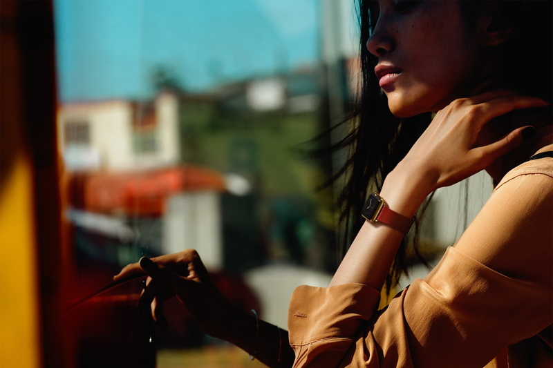 young adult, young women, Apple Watch, focus on foreground, architecture, contemplation, reflection, adult, real people, one person, beauty, hairstyle