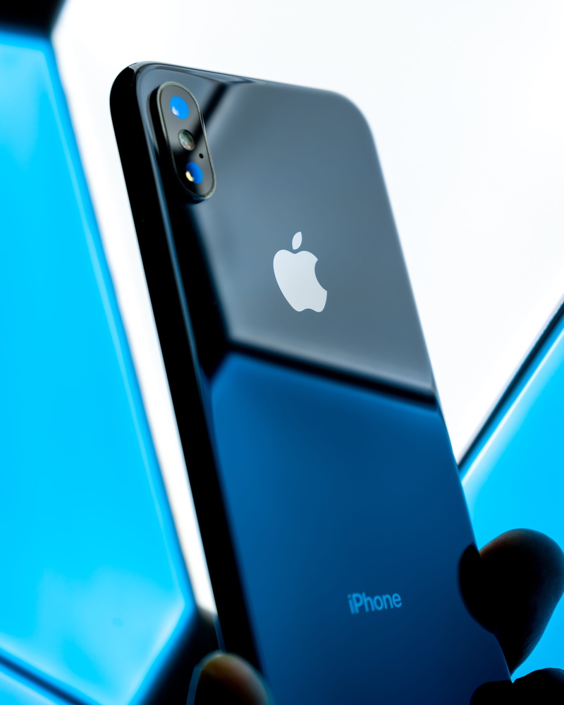 blue, technology, wireless technology, night, device screen, communication, reflection, apple, touch screen, screen, product, text, western script, colorful