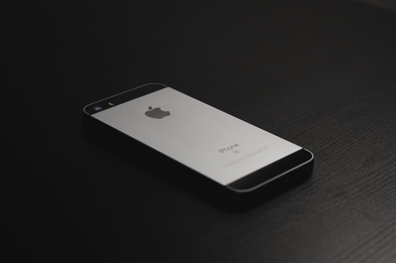 iphone 5, iphone se, white, single object, arts culture and entertainment, black, moody, close-up, grey, iphone, indoors, smart phone, macro, se, studio shot