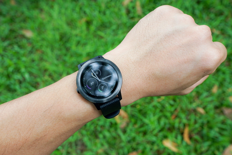 smartwatch, tracker, hand, wristwatch, chronograph, outdoors, time, nature, fitness, finger, wearing, smart, gadget, body part, activity, screen, day, round