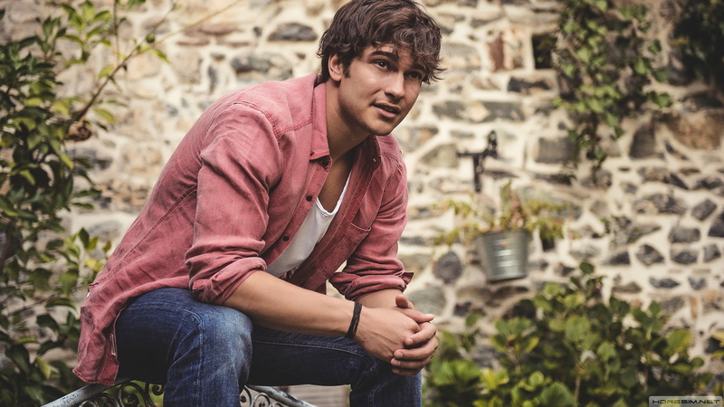 jacket, architecture, casual clothing, leisure activity, young men, brunette, sitting, outdoors, zip, real people, s, 1080P, one person, young adult, plant