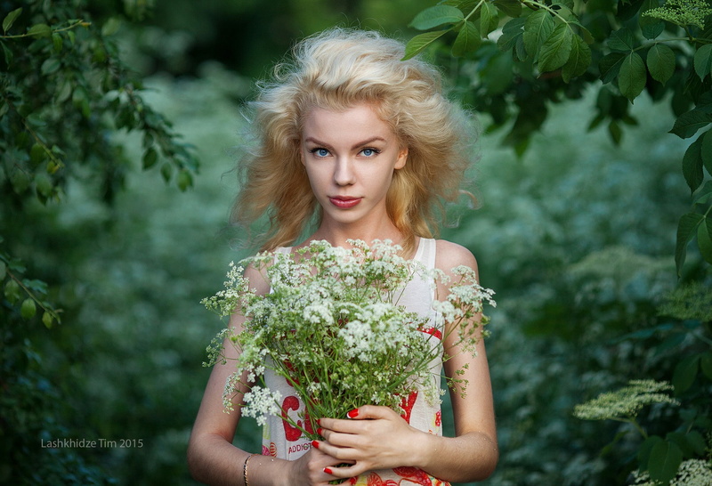 hair, looking at camera, young adult, women outdoors, model, flowering plant, fashion, hair pulling, women, beautiful woman, blond hair, hairstyle, one person