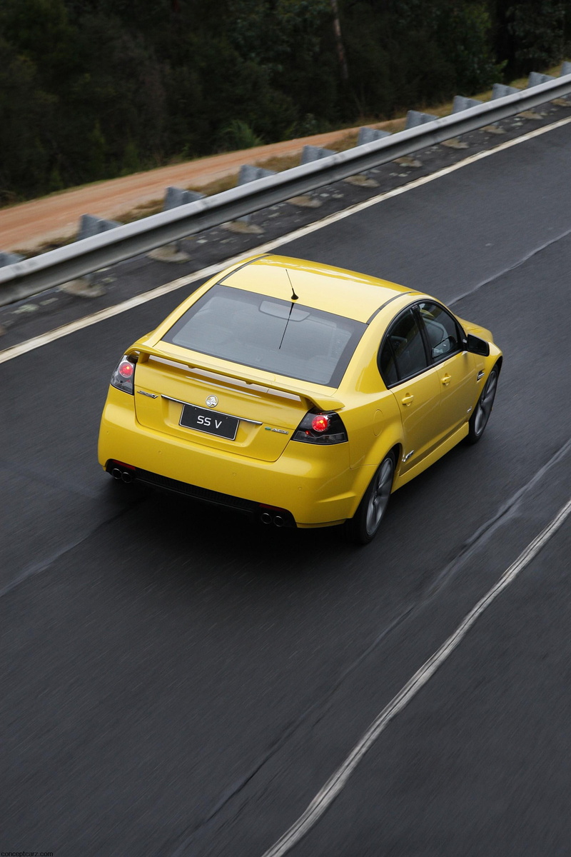 motor vehicle, symbol, day, on the move, road, holden, city, ssv, sign, 2K, motion, ve, speed, car, street, road marking, commodore, taxi, mode of transportation