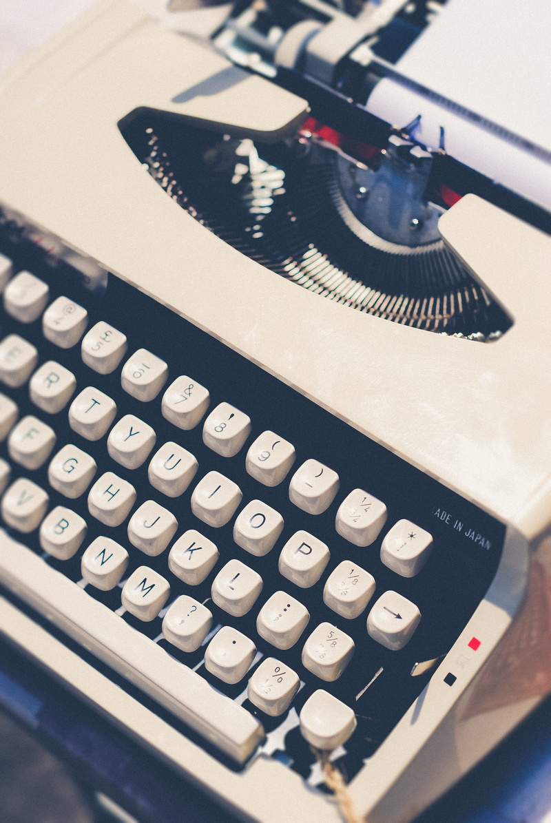 office, the Past, text, blogger, single Object, typescript, typewriter, journalist, technology, secretary, blogging, typing, white, keyboard, correspondence