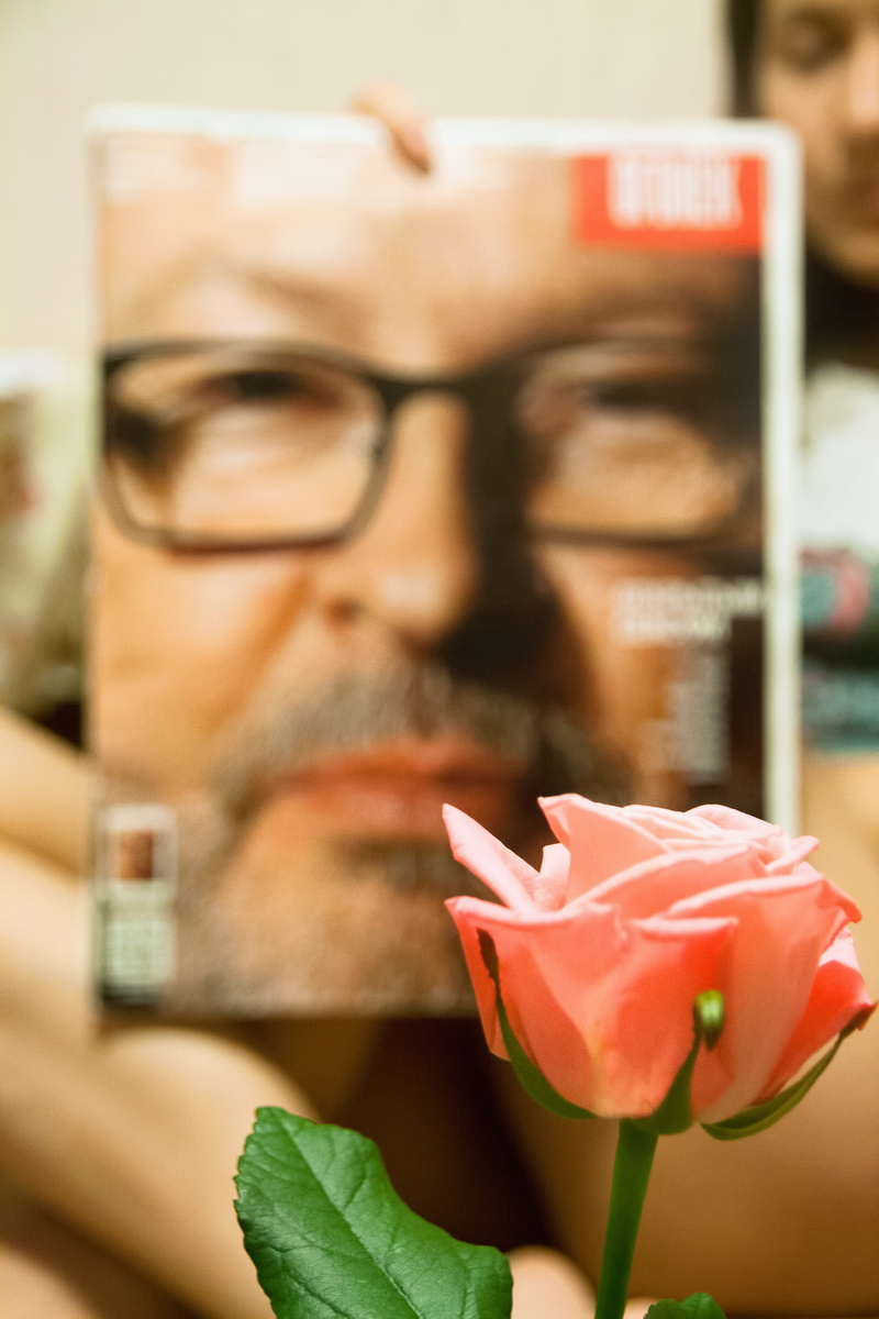 glasses, people, person, food, pink, body, food and drink, 2K, body care, freshness, one person, LarsvonTrier, red, front view, magazine, foot, sweet