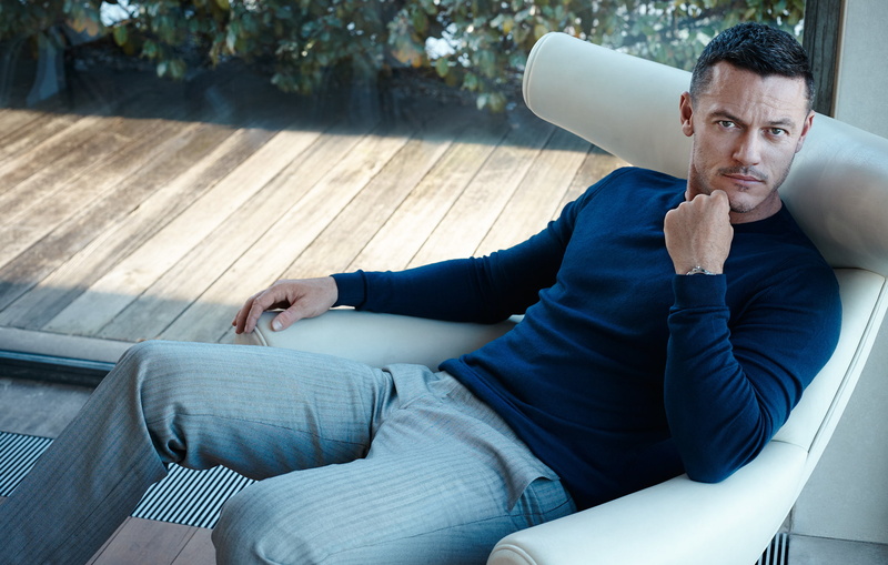 photographer, shirt, pants, 1080P, jumper, 2016, sleeved, Article, sitting, actor, Matt Holyoak, Luke Evans, s, blue, men, in the chair, long