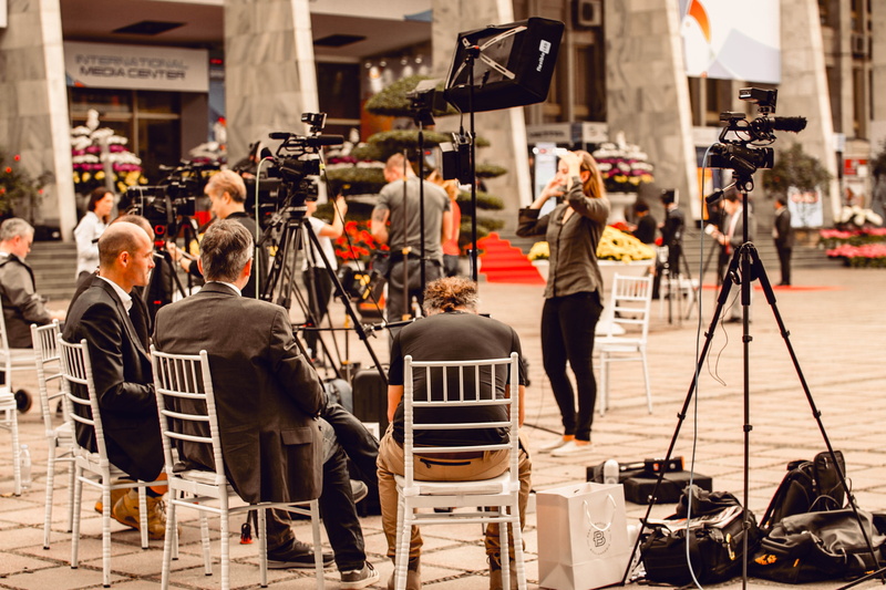 information, large group of people, music, women, architecture, news, crowd, 5K, reporter, press, musical equipment, reporters, adult, blogger, journalist