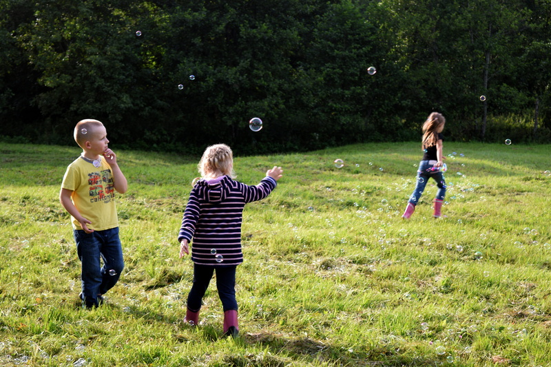 friends, boy, nature, standing, women, kids, leaving, sister, outdoor, bubbles, girls, casual clothing, outdoors, childhood, grass, togetherness, innocence