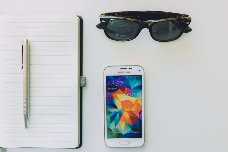 fashion, paper, communication, mobile phone, connection, business, samsung, tech, publication, note pad, meeting, smart phone, technology, blogging, smartphone