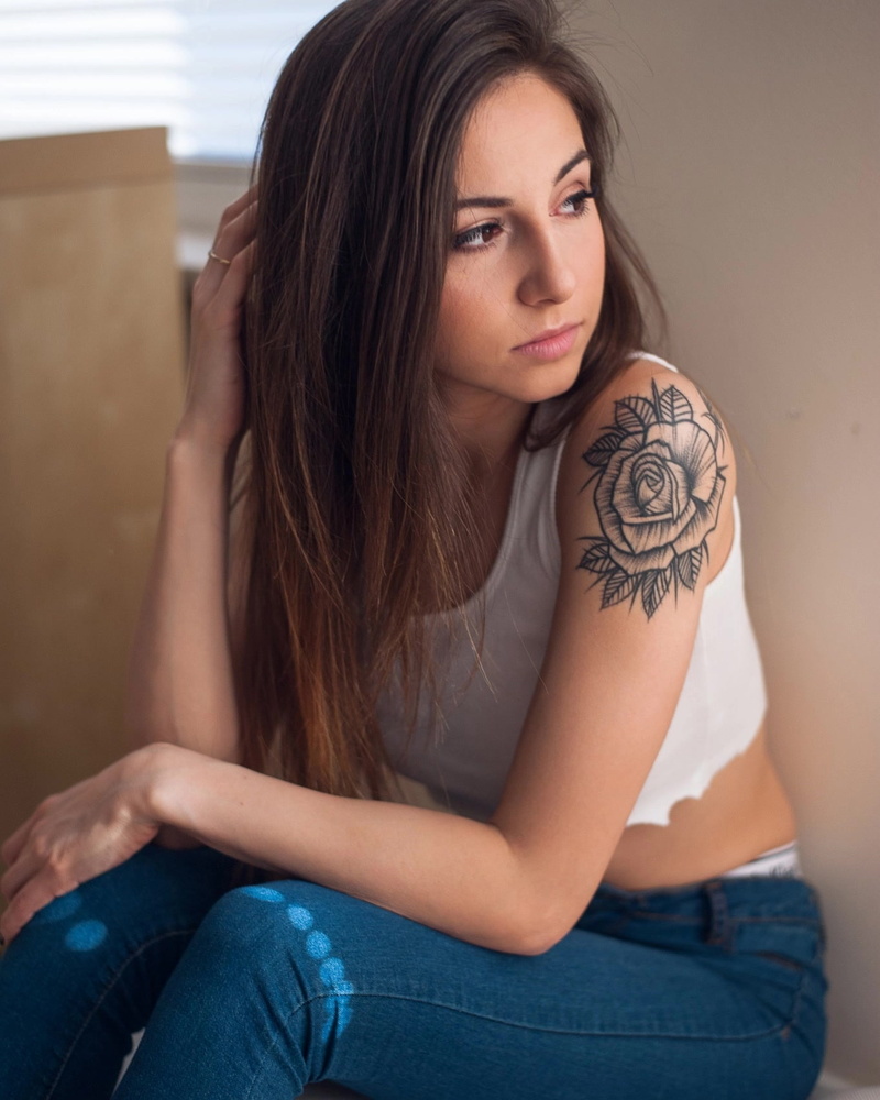 Eliza Wolniewicz, brunette, Patrycjusz, looking away, inked girls, straight hair, long hair, touching hair, jeans, model, Polish women, ripped clothes