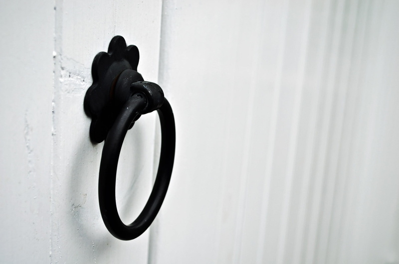 fancy, iron, door knocker, handle, simplicity, black color, safety, front, ring, copy space, black, wall, wall - building feature, entrance, 1080P, nature