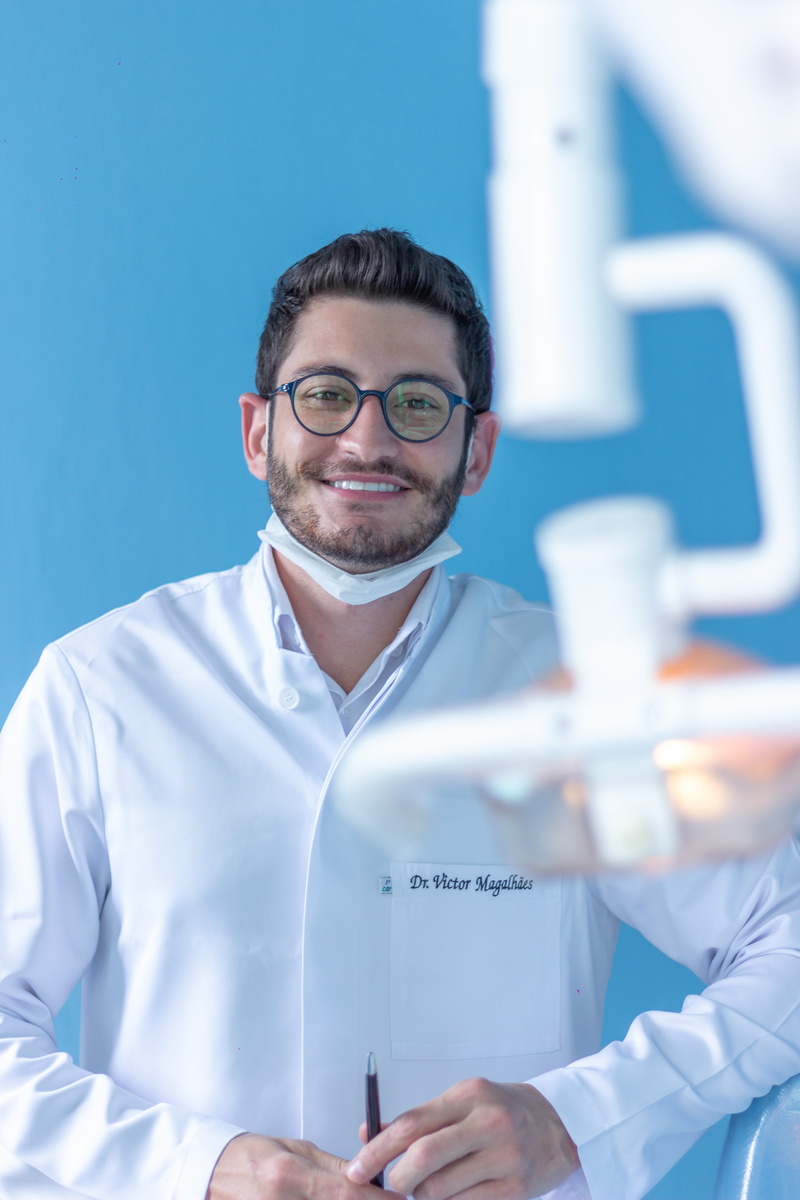 front view, health, medical, care, wearing, long, clothing, occupation, room, young men, dentist, doctor, healthcare, intelligence, men, adult, shirt, white
