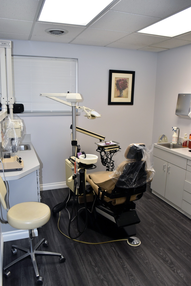indoors, health, entrance, equipment, medical clinic, Exam, table, no people, hardwood floor, Room, seat, day, domestic room, empty, hospital, chair, flooring