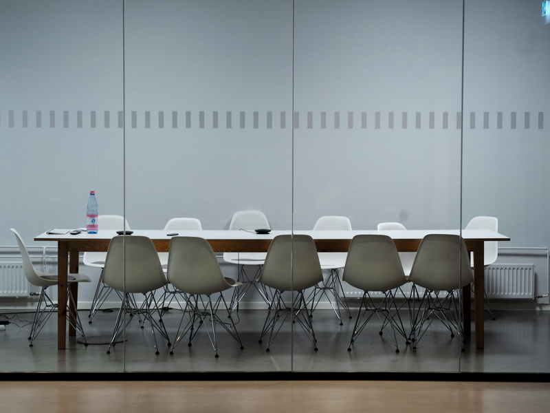 electric lamp, floor, 4K, furniture, bottle, boardroom, space, lighting equipment, wall, silla, meeting room, building, water, school, absence, business