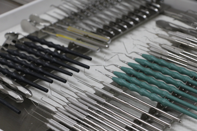 catching teeth, table, dental repairs, high angle view, technology, repairing teeth, 5K, selective focus, treat teeth, brushing teeth, no people, zahnarztpraxis