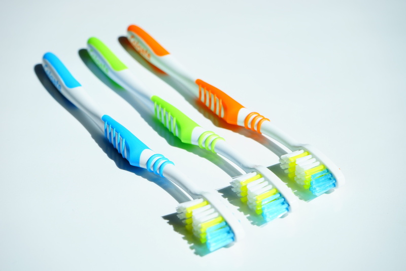 still life, 5K, brushes, connection, Tooth, toothbrush, computer cable, white, dentist, no People, clean, in a row, dental Health, medium group of objects