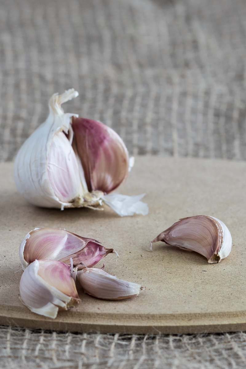 no people, freshness, kitchen, food, clove of garlic, garlic bulb, cutting board, wellbeing, wood - material, onion, table, close-up, healthy vegetable