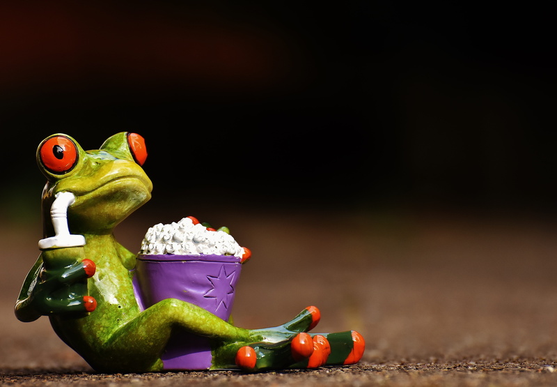 5K, food and drink, animal themes, healthy eating, pepper, figurine, indoors, knabberzeug, ceramic, frogs, animal, Frog, figure, Popcorn, copy space, black background