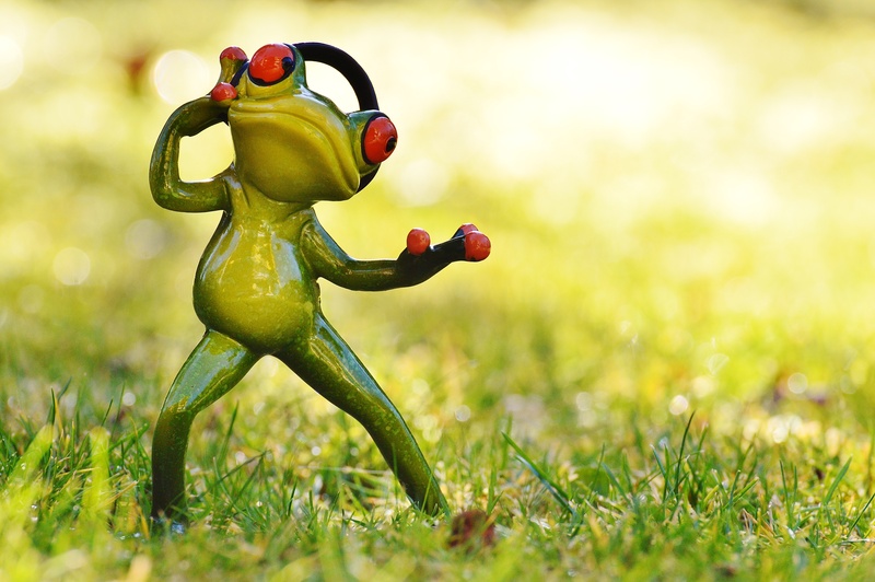frog, toy, day, green color, daytime, representation, 4K, outdoors, headphones, figure, focus on foreground, nature, fun, cute, no people, selective focus