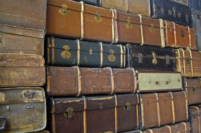 departure, 2K, settle, still life, Go Away, retro styled, backgrounds, side by side, antique, box, no people, railway station, indoors, Luggage, full frame