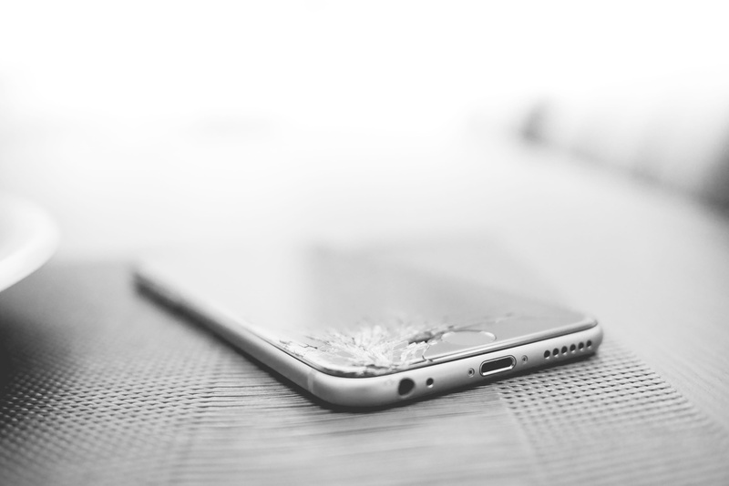 wrong, connection, minimalist, Screen, selective focus, Cracked, pen, phone, portability, indoors, office, iphone 6, equipment, smashed, wireless technology