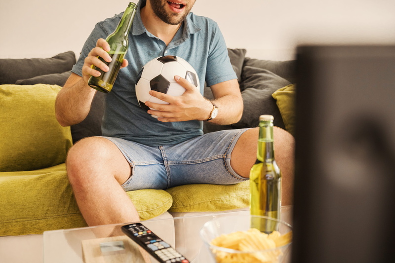 casual clothing, technology, sitting, 5K, drink, snack, remote control, man, furniture, refreshment, young, beer bottle, watching tv, lifestyles, food and drink