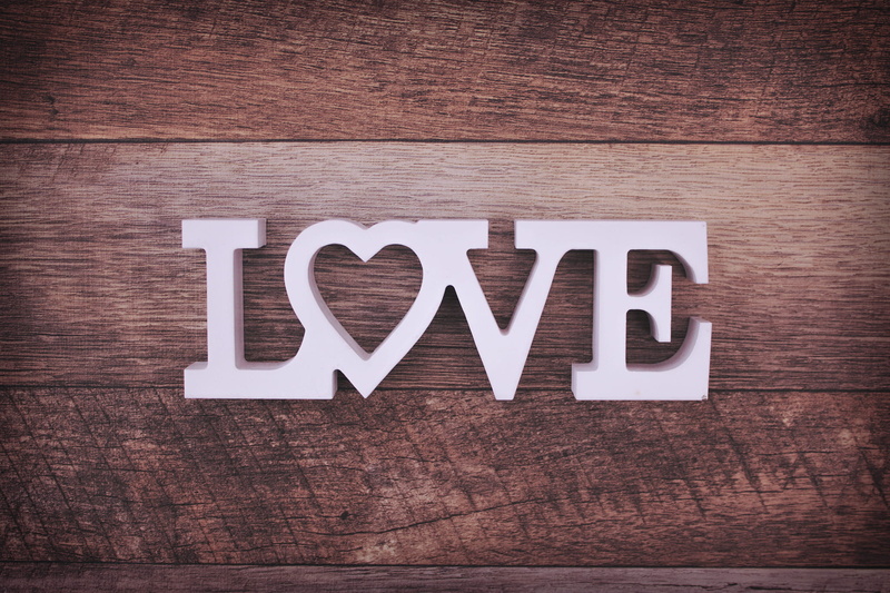 letter, western script, 1080P, Love, table, typescript, directly above, no people, romance, positive emotion, free, heart shape, plank, wood grain, standing