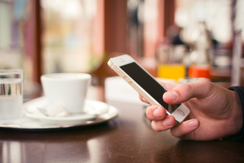 s, table, desk, cup, iphone, adult, crockery, technology, iPhone 5S, smart Phone, 4K, coffee shop, cafe, coffee - Drink, people, women, one Person, outdoors