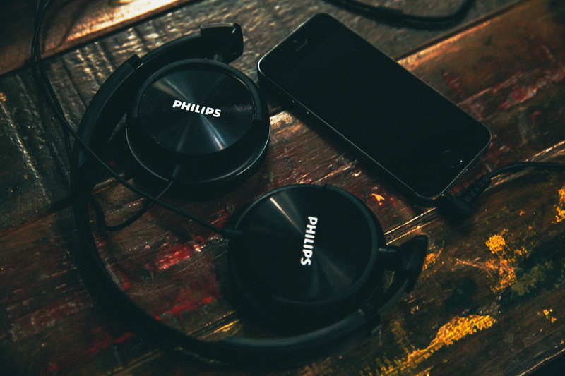 control, sound recording equipment, won, iphone, close-up, cell phone, audio, technology, mobile, still life, black color, business, 5K, drink, western script