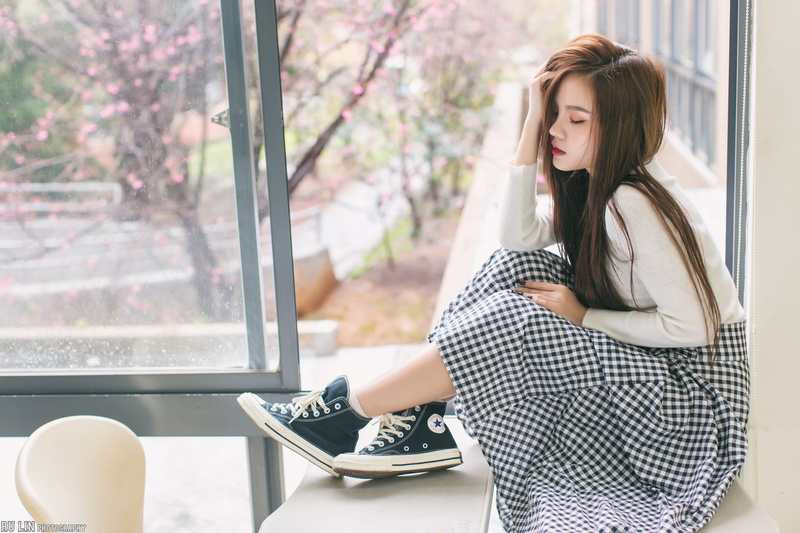 red lipstick, closed eyes, skirt, Converse, 1080P, side view, sitting, women indoors, hand on head, women, brunette, indoors, depth of field, white tops
