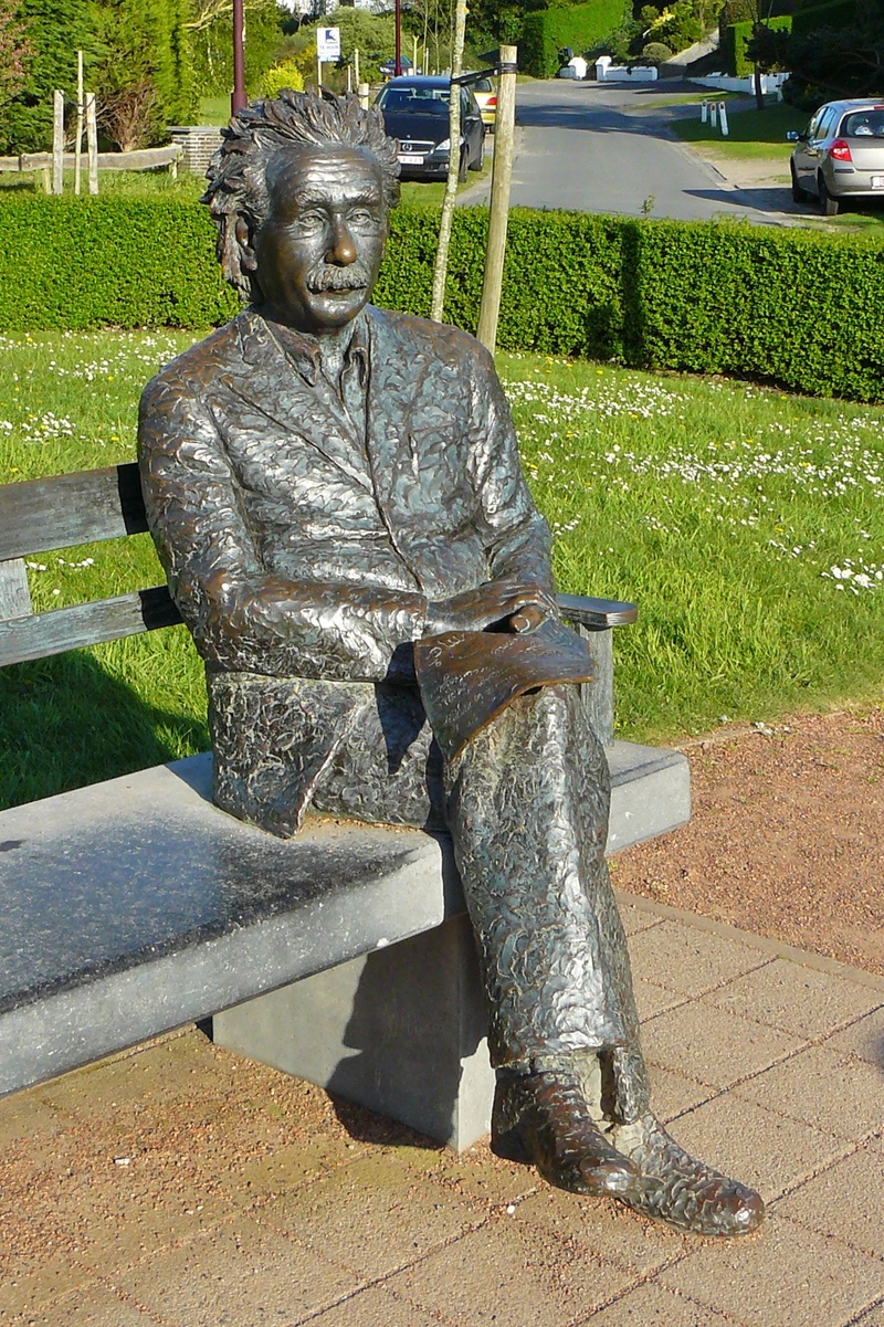 monument, bronze, people, real people, park - man made space, genius, bronze statue, physicist, mathematician, man, representation, outdoors, shadow, park