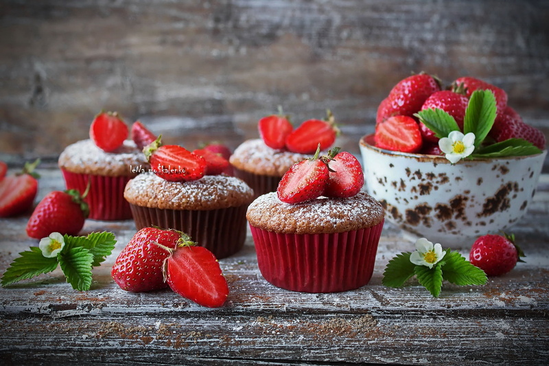 indoors, depth of field, temptation, sweet food, food, strawberry, Lena moskalenko, wood - material, freshness, table, food and drink, strawberries, indulgence