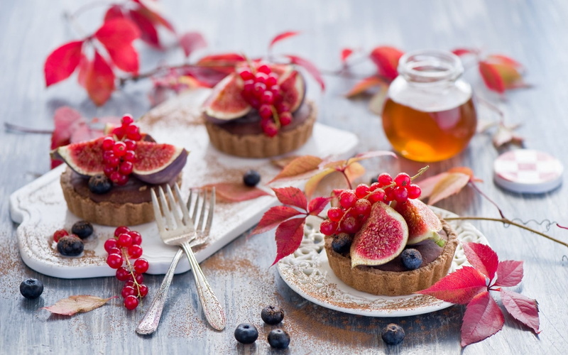 eating utensil, pastries, backgrounds, dessert, focus on foreground, cupcake, berries, kitchen utensil, freshness, no People, tops, close-up, red, blueberry