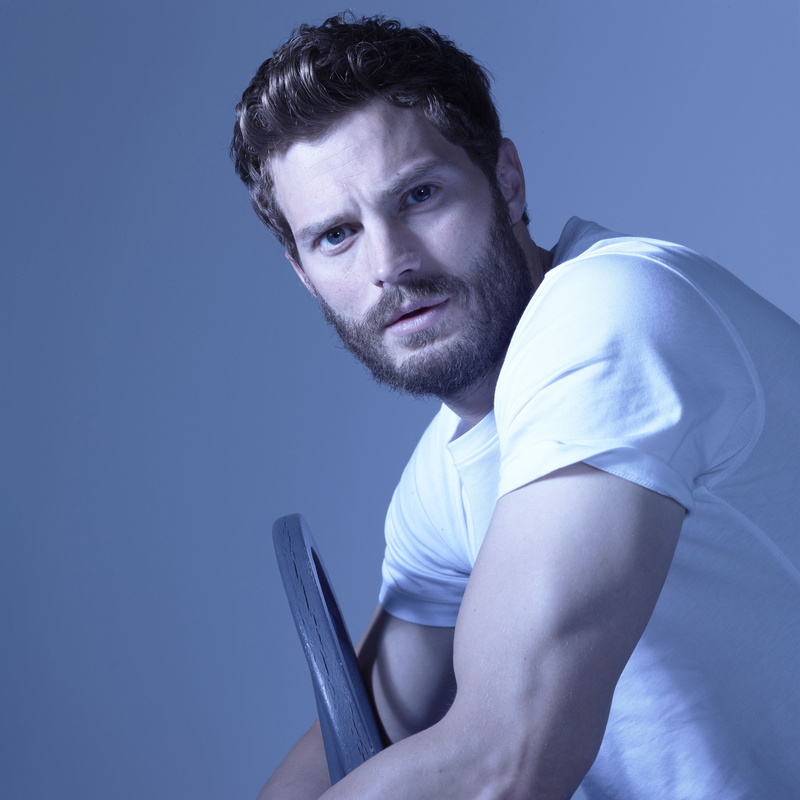 white, look, 4K, Jamie Dornan, It, photoshoot, background, t-shirt, Liz Collins, sitting, 2014, pose, on the chair, actor