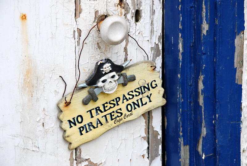 safety, close-up, protection, sign, humor, no people, old, skull, pirate, blue, warning, security, 2K, message, knob, doorknob, outdoors, entrance, text