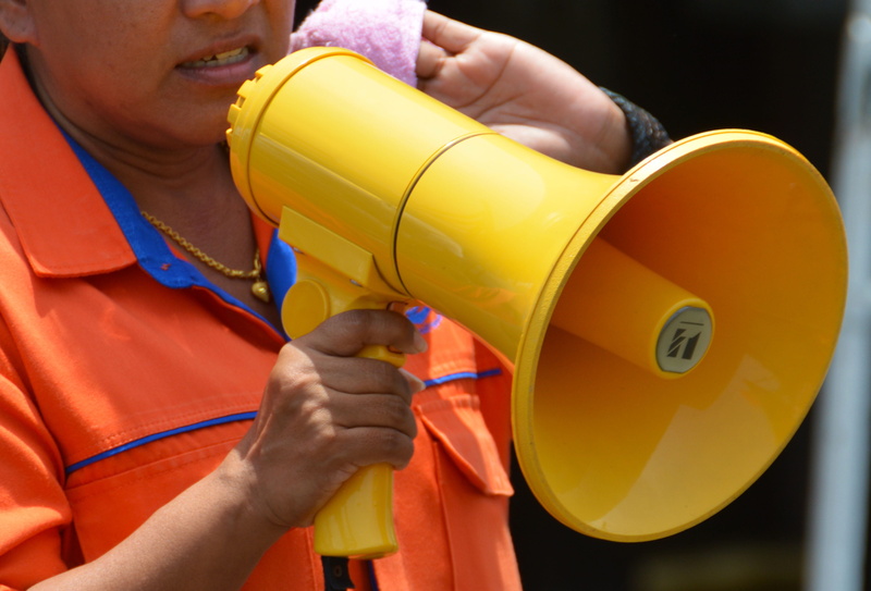 announcement, close-up, women, talking, loud-hailer, loud hailer, hailer, attention, speech, inflating, holding, voice, megaphone, casual clothing, proclaim