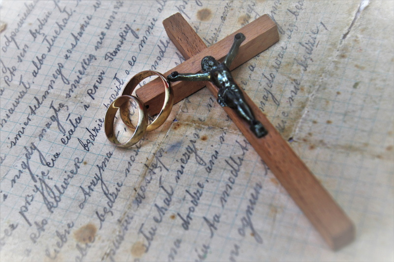 paper, wood - material, written, antique, still life, marriage, scripture odreczne, letters manual, open, publication, indoors, emotions, no people, ring