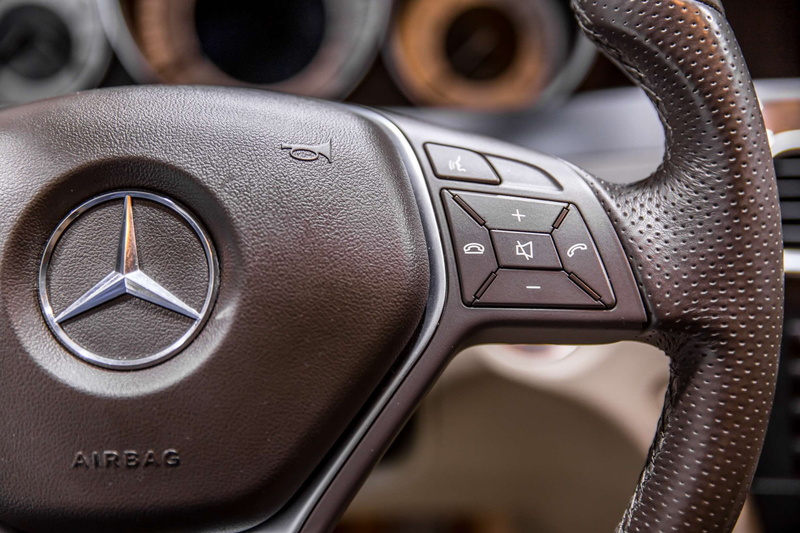 horn, mode of transportation, transportation, 1080P, equipment, macro, answer, call, volume, land vehicle, stereo, hands, driving, close-up, leather, mercedes