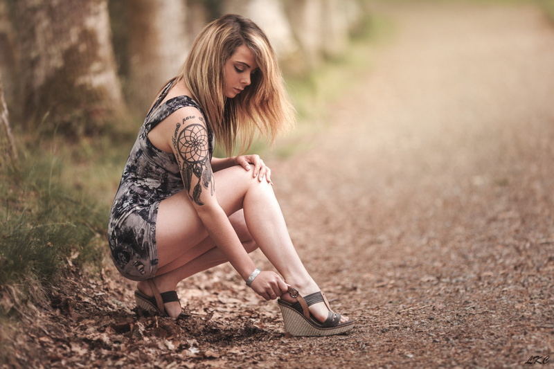 blonde, women, shoe, casual clothing, girls, piercing, high heels, females, beautiful woman, tattoo, nature, hair, squatting, sitting, 1080P, long hair