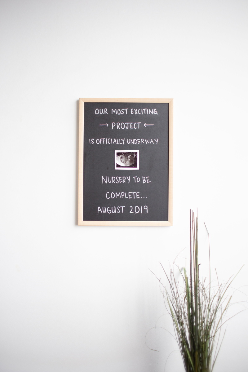 copy space, studio shot, sign, text, wall - building feature, framed, nature, chalkboard, wooden, non-western script, wood - material, 5K, western script
