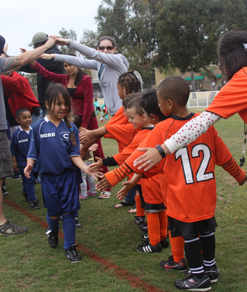 young woman, crowd, playing, outdoors, instructor, togetherness, child, lawn of the stadium, group of people, little girl, s, day, sportsmanship, boy, sport