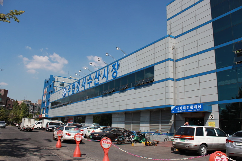 building, communication, mode of transportation, cloud, city, outdoors, car, competitors must be in the river fish market, road, parking, architecture