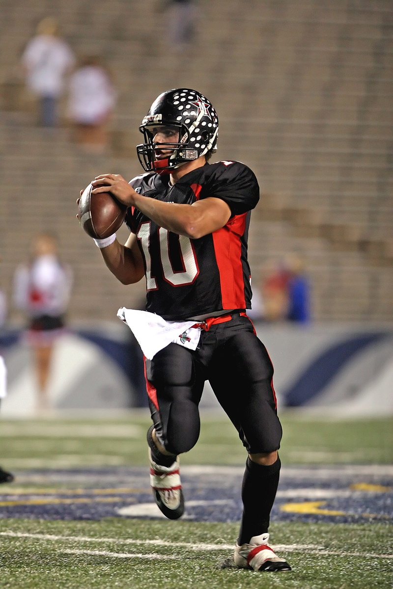 pass play, sport, football game, focus on foreground, male, selective, texan, running back, texas, football, run, play, young adult, athlete, sports equipment