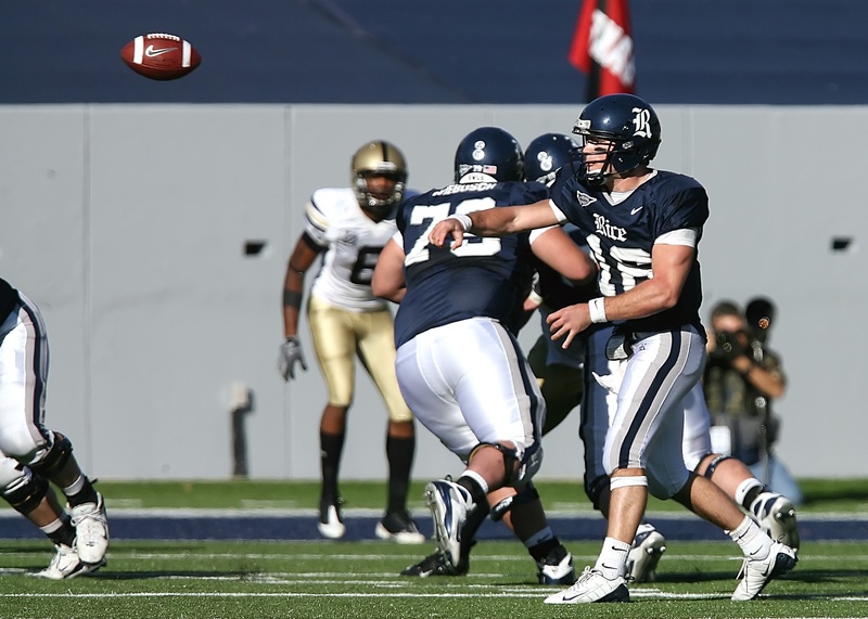football american, sports equipment, american football - sport, quarterback, playing, sport, sports helmet, pass, athlete, football, competition, team sport