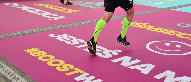 adult, running track, maraton warszawski, one person, number, human limb, track and field athlete, track and field, text, human body part, day, body part