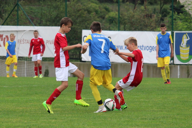 clothing, players, group of people, soccer team, a duel for the ball, team sport, clash of the, soccer uniform, soccer field, sport, men, outdoors, older pupils