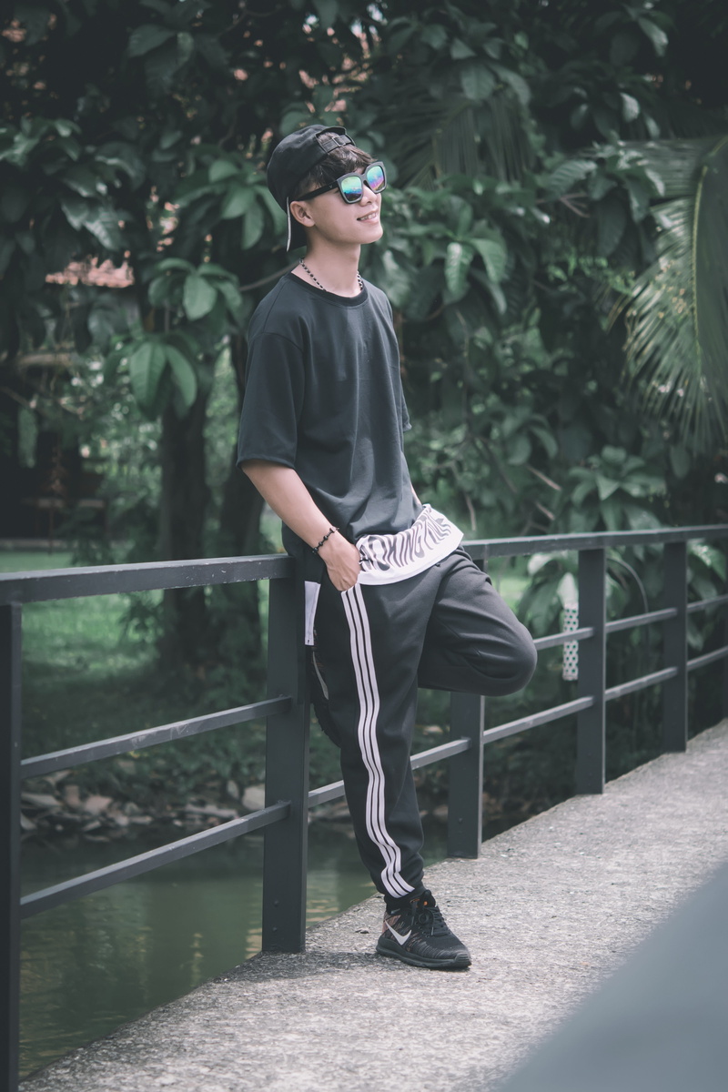 leisure activity, plant, lifestyles, personality piece, nature, looking, focus on foreground, teenager, real people, railing, sunglasses, time bonus, full length